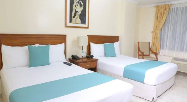 Четырёхместный люкс Superior с балконом Hotel El Marqués
