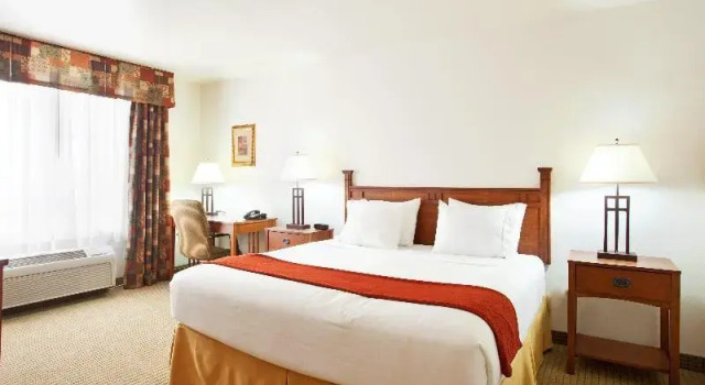 Двухместный люкс с 2 комнатами Holiday Inn Express Hotel & Suites Mattoon by IHG