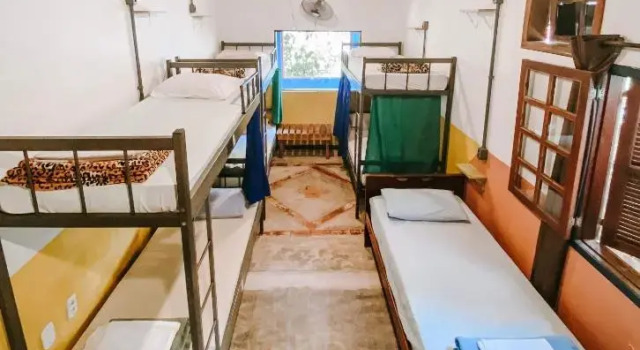 Кровать в общем номере Balaio Hostel Ilha Grande