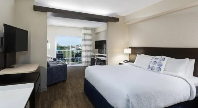Люкс с балконом Fairfield Inn & Suites by Marriott Ocean City