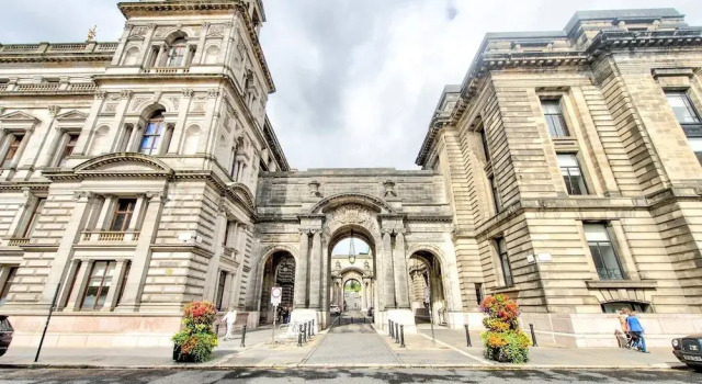 Stunning 2 Bed Apt in Merchant City With Parking, Забронировать Отель Отели Glasgow & The Clyde Valley с парковкой, Парковка