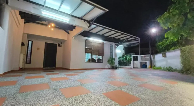 Коттедж Family 15 Pax Corner Lot House / Free WiFi