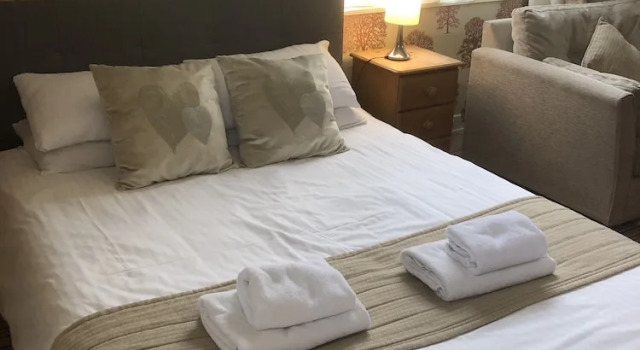 Четырёхместный люкс The Dog & Partridge Country Inn