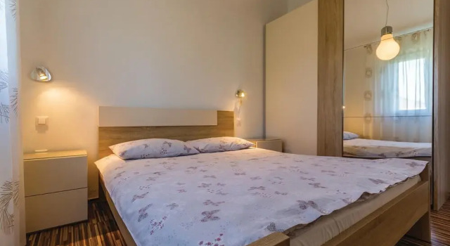 Stunning Home in Fazana With Wifi and 3 Bedrooms, Prenota Hotel Hotel a Valbandon con piscina, Piscina