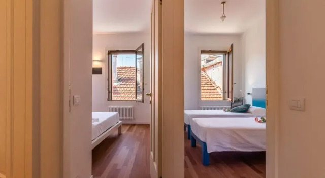 20 Windows on Venice