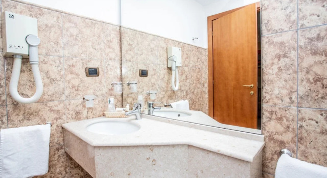Четырёхместный номер Standard с балконом и с видом на горы Crabun Hotel