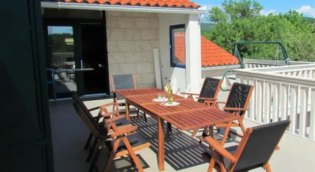 Holiday Home MALI RAJ, Buchen Sie Ferienwohnung Hotels in Gespanschaft Split-Dalmatien mit Pool, Schwimmbad
