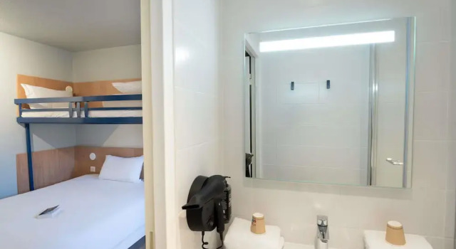 Четырёхместный семейный номер Standard Hotel Ibis Budget Rennes Cesson
