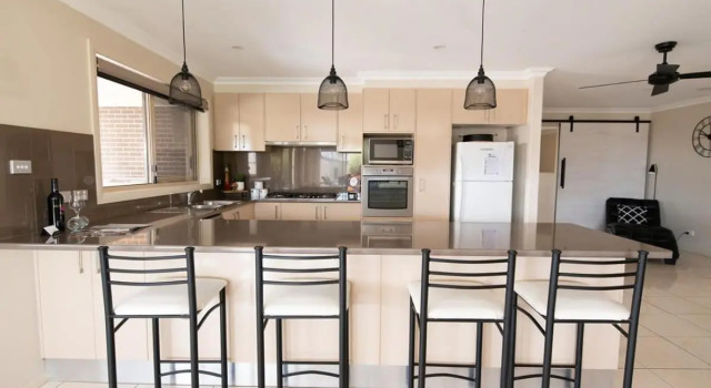 Centennial Cres, Modern, Entertaining Home, Sleeps 8