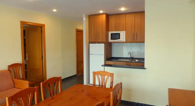 Кровать в общем номере с 3 комнатами с балконом Goya