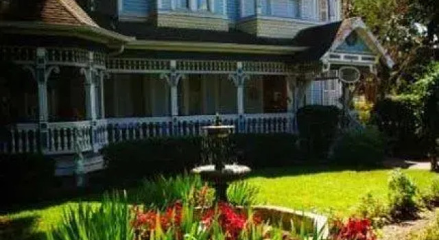 Кровать в общем номере Sweetwater Branch Inn
