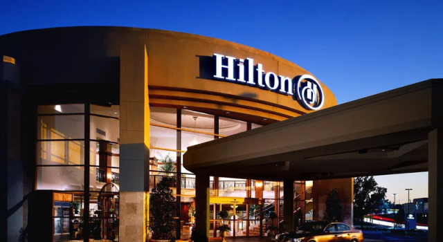 Hilton-Little Rock Metro Center, Забронировать Отель Литтлрок Арканзас, рядом с Детская библиотека и образовательный центр Хиллари Родэм Клинтон