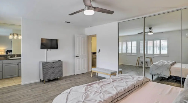 Апартаменты Modern Palm Springs Townhome Near Golf Courses