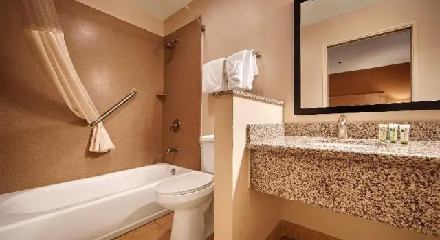Четырёхместный номер Standard с балконом Best Western Palm Court Inn