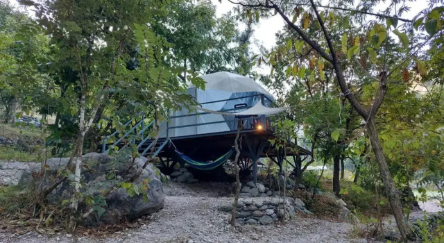 Glamping Tales by the Riverside - Luxury Geodesic Domes & Tents, Забронировать Кемпинг Отели Bhowāli с парковкой, Парковка
