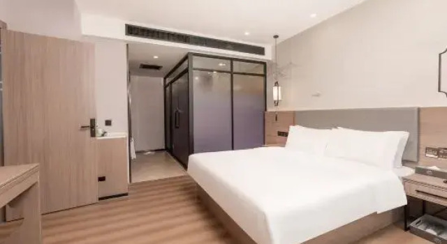 Люкс Business Huaju Hotel (Wenfeng World Store, Middle Jianghai Road, Qidong)