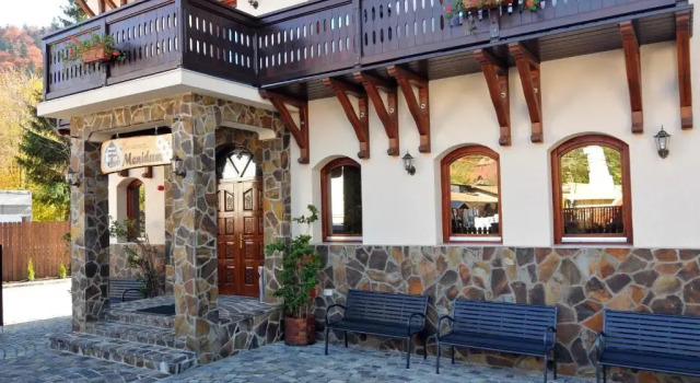 Pensiunea Manidum, Rezerwuj Hotel Hotele w Prahova Valley z parkingiem, Parking