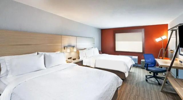 Четырёхместный номер Standard Holiday Inn Express Hotel and Suites Jenks by IHG