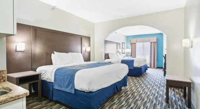 Четырёхместный люкс Blue Water Inn & Suites BW Signature Collection