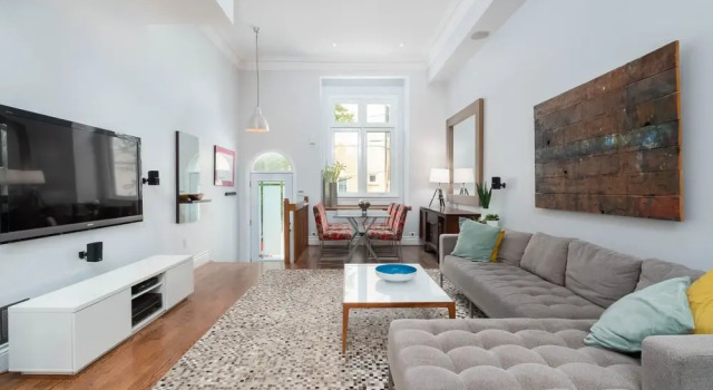 3 Bedroom 2 Bath Large Patio and CN View, Varaa Hotelli Toronto 