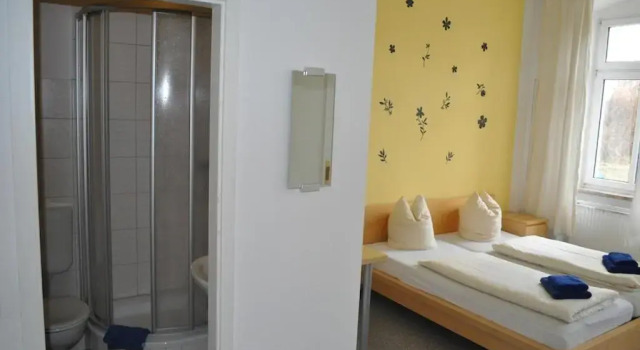 Номер Standard A bed Privatzimmer Dresden - Nichtraucherpension