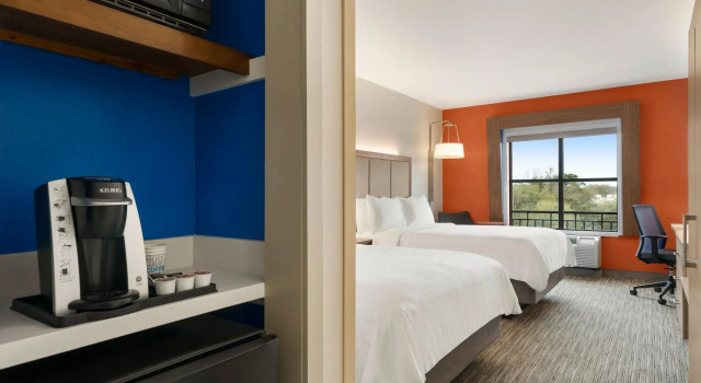 Четырёхместный номер Standard Holiday Inn Express & Suites Mt. Pleasant by IHG