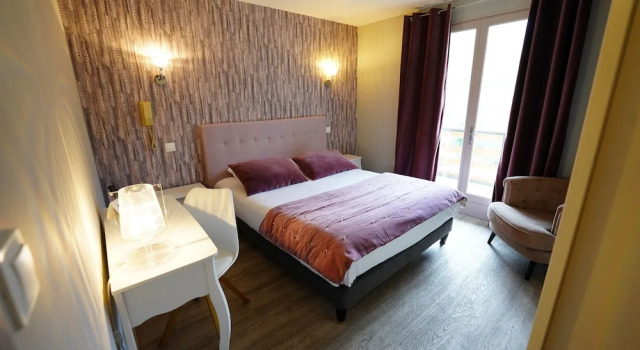 Двухместный номер Comfort с балконом и с видом на горы Logis Hôtel Le Griou