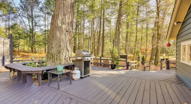 Коттедж Cozy Catskills Cottage: Creekside Deck & Fire Pit