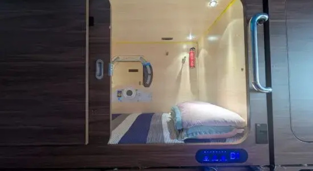 Женская капсула Sleep Cubee Hostel