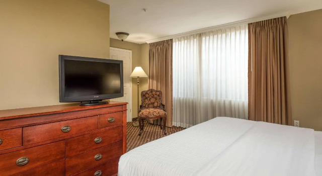 Двухместный люкс c 1 комнатой Clarion Collection Hotel Arlington Court Suites
