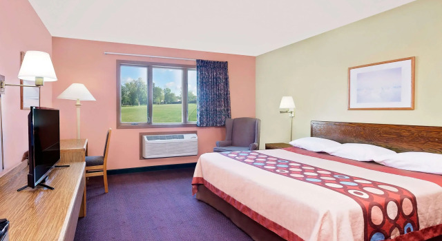 Super 8 by Wyndham Sturgeon Bay, Забронировать Отель Отели Стерджен-Бей с парковкой, рядом с Исторический музей округа Дор, Парковка