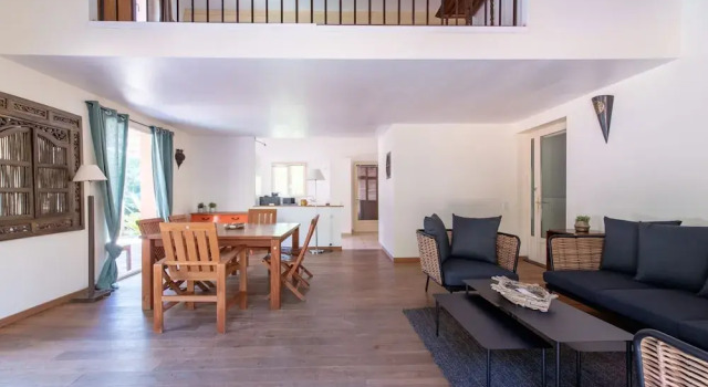 Spacious Holiday Home in La Croix Valmer With Private Pool, Забронировать Отель Отели Ла-Круа-Вальме с парковкой, рядом с Plage du Vergeron, Парковка