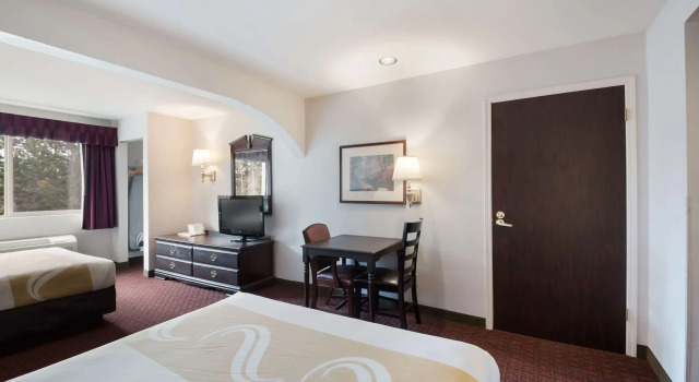 Четырёхместный люкс Quality Inn Grand Suites Bellingham