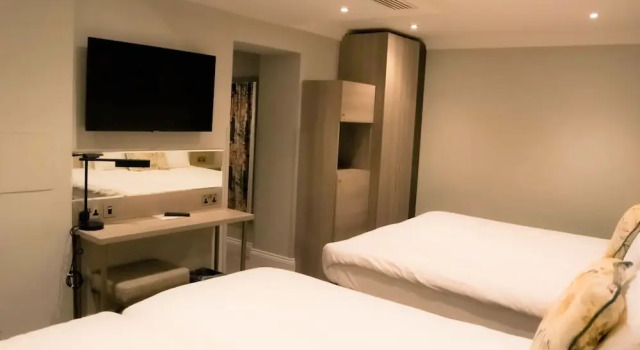 Четырёхместный номер Standard Цокольный этаж Byron Hotel