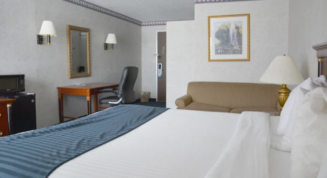 Двухместный люкс Travelodge by Wyndham Milwaukee