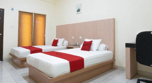 Номер Standard RedDoorz Syariah near Sultan Muhammad Kaharuddin Airport