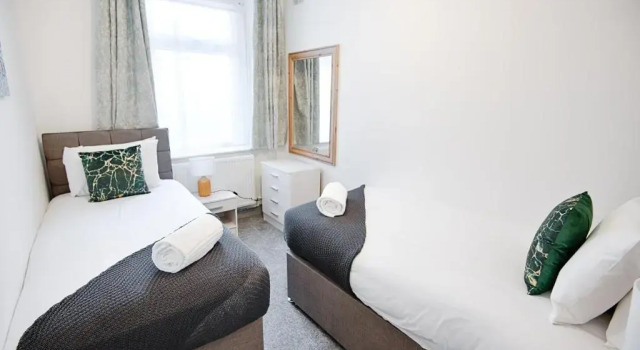 STOP at this space, near the Liberty, Varaa Hotelli Swansea 