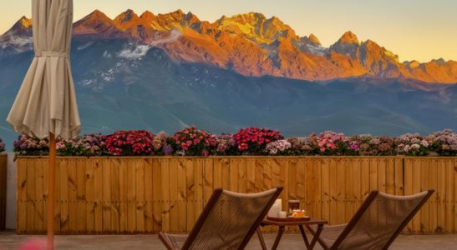 Lijiang Shinian · Listening to Snow Echoes | Yunding Snow Viewing Black Vinyl Garden Boutique Stay, Забронировать Бутик-отель Бутик-отели Лицзян, рядом с Water Wheels, Бутик-отель