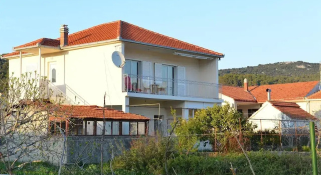 Apartment Natasa, Забронировать Апартаменты/квартира Винишче Trogir Riviera, рядом с Пляж Купиница
