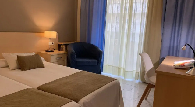 Двухместный номер Standard с балконом Hotel Restaurant Llansola