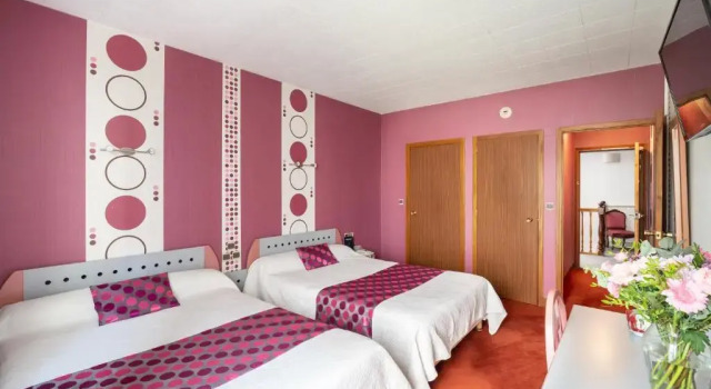 Четырёхместный номер Standard Contact Hôtel Des Deux Moulins Limoges, Proche de la gare