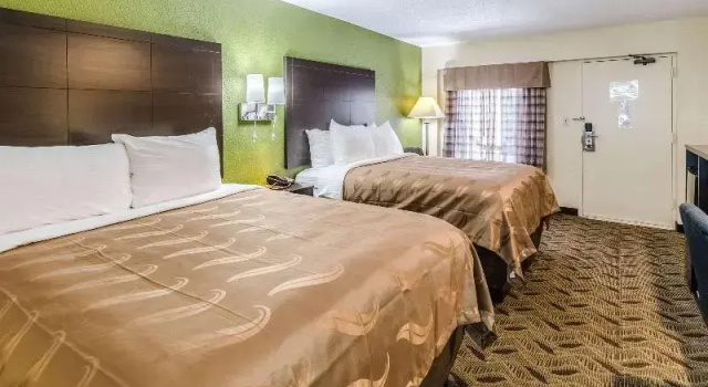 Четырёхместный номер Standard Quality Inn Tanglewood