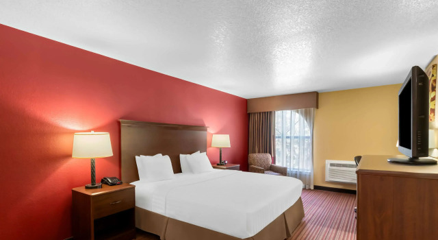 Двухместный номер Standard SureStay Plus by Best Western San Antonio Fiesta Inn
