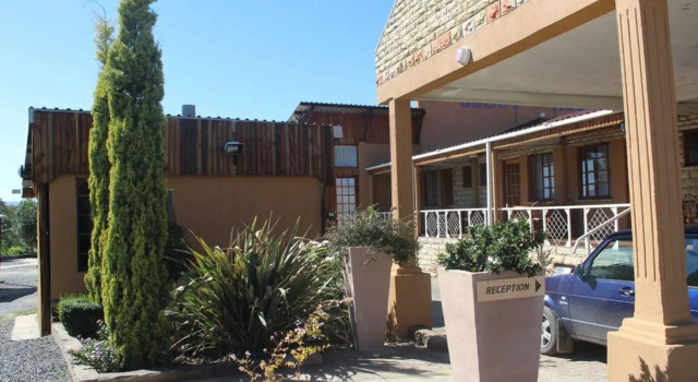 J and E Cyaara Guest House