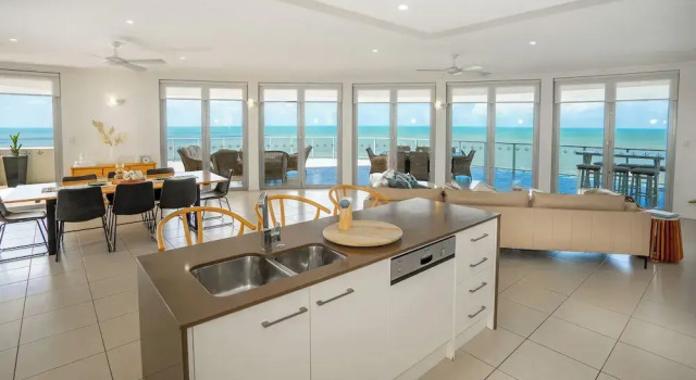 Номер Standard Пентхаус с 3 комнатами с балконом и с видом на океан Vue Apartments Trinity Beach
