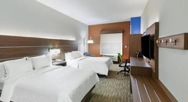 Четырёхместный номер Standard Holiday Inn Express and Suites Pryor by IHG