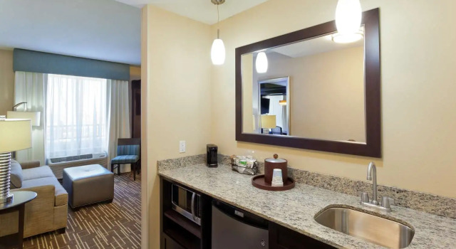 Люкс Hampton Inn & Suites Denver Airport / Gateway Park