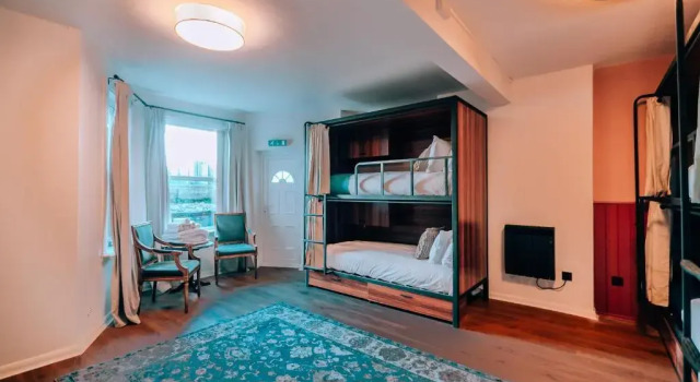 Кровать в общем номере Selina Margate