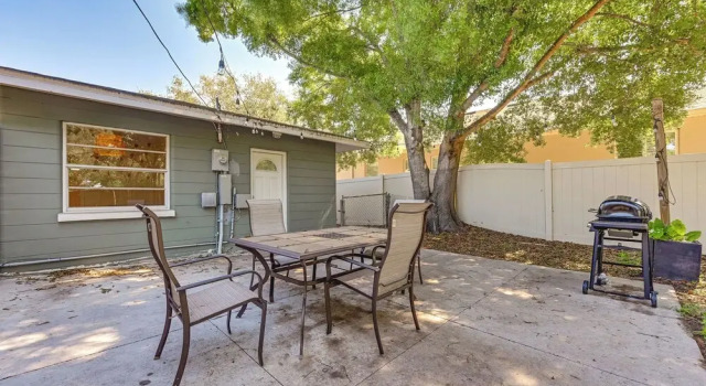 Sarasota Home w/ Patio & Gas Grill: 2 Mi to Beach!, Забронировать Отель Сарасота Sarasota Area, рядом с Pelican Plaza Shopping Center