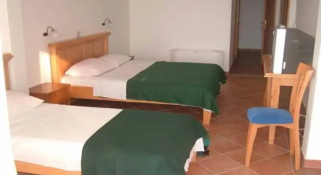 Levantin Inn 13 Room N8 Sea Side, Забронировать Отель Отели Свети-Стефан с парковкой, рядом с Пляж Црвена Главица, Парковка